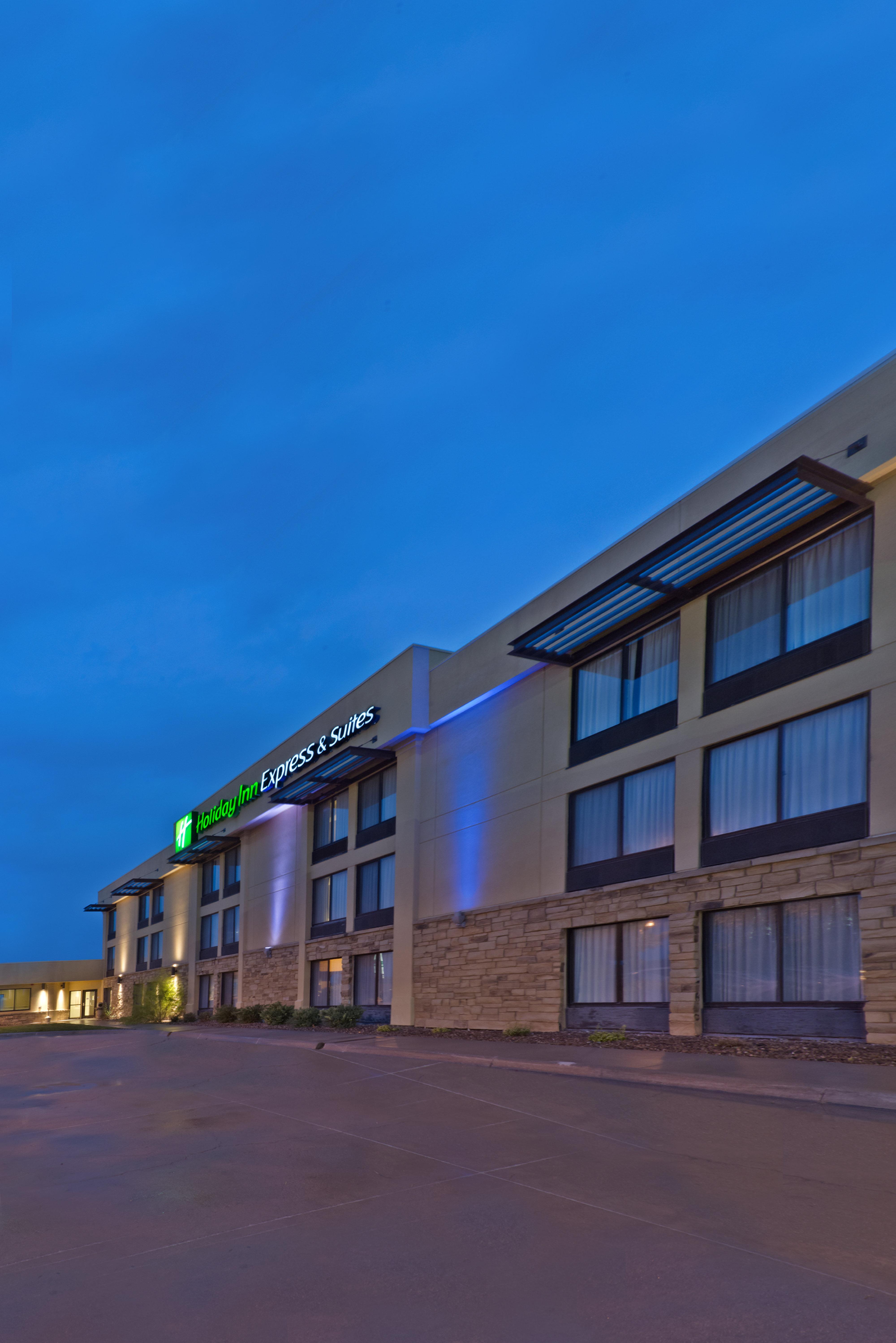 Holiday Inn Express Hotel & Suites Colby, An Ihg Hotel Dış mekan fotoğraf